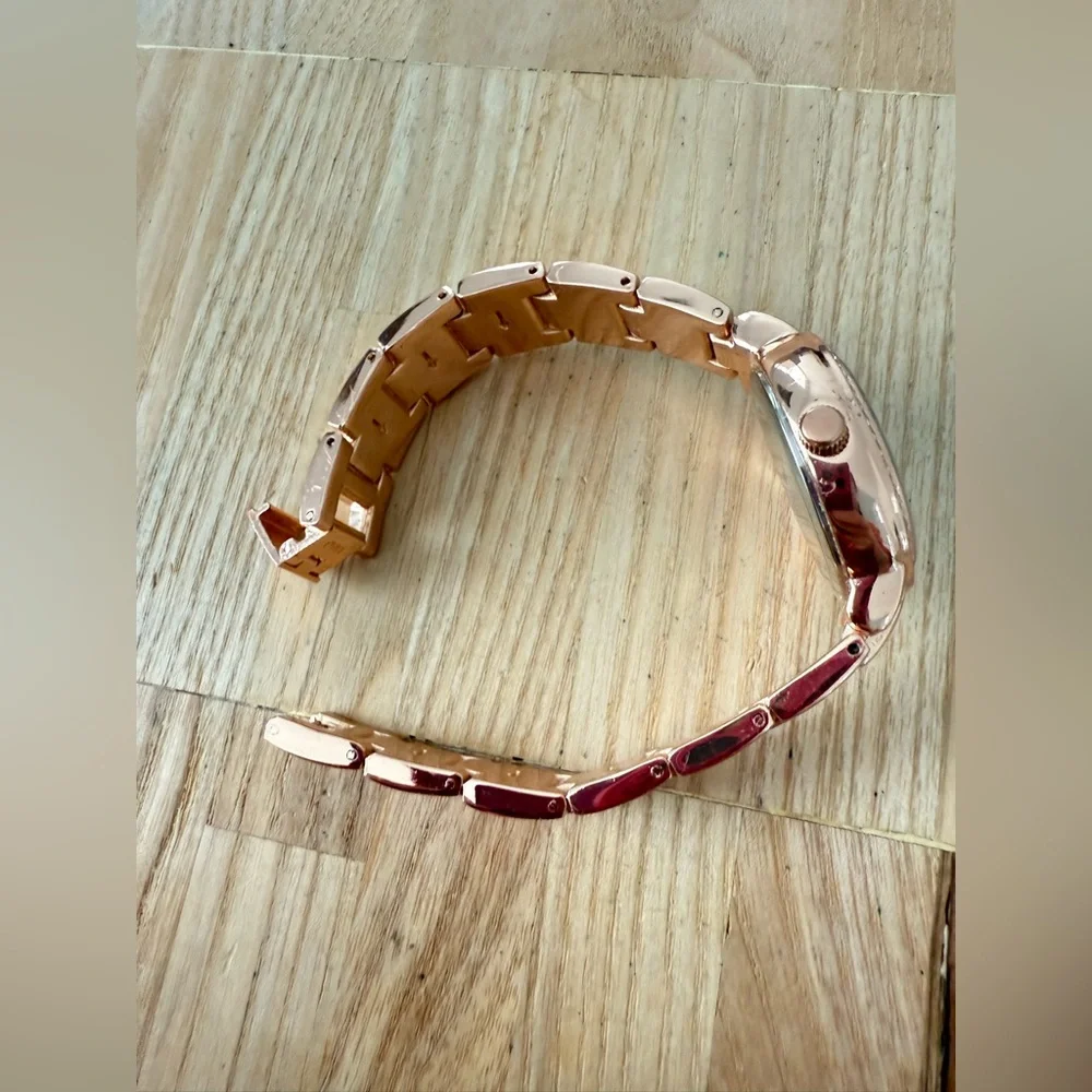 Ellen Tracy ladies rose gold tone fashion watch NEW BATTERY